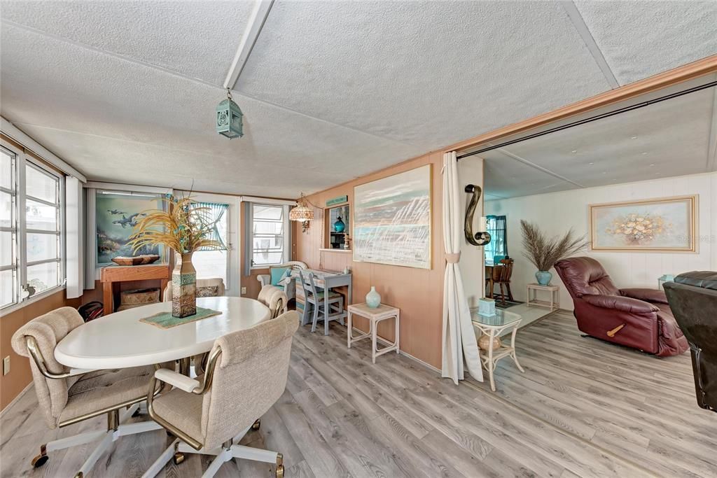 For Sale: $220,000 (2 beds, 1 baths, 894 Square Feet)