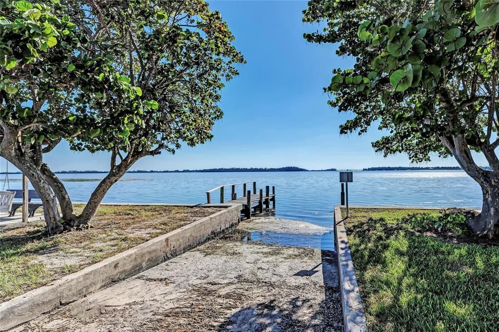 For Sale: $220,000 (2 beds, 1 baths, 894 Square Feet)