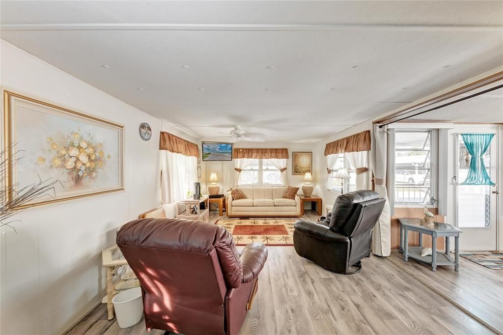 For Sale: $220,000 (2 beds, 1 baths, 894 Square Feet)