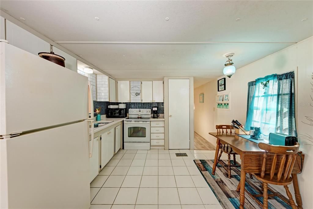 For Sale: $220,000 (2 beds, 1 baths, 894 Square Feet)