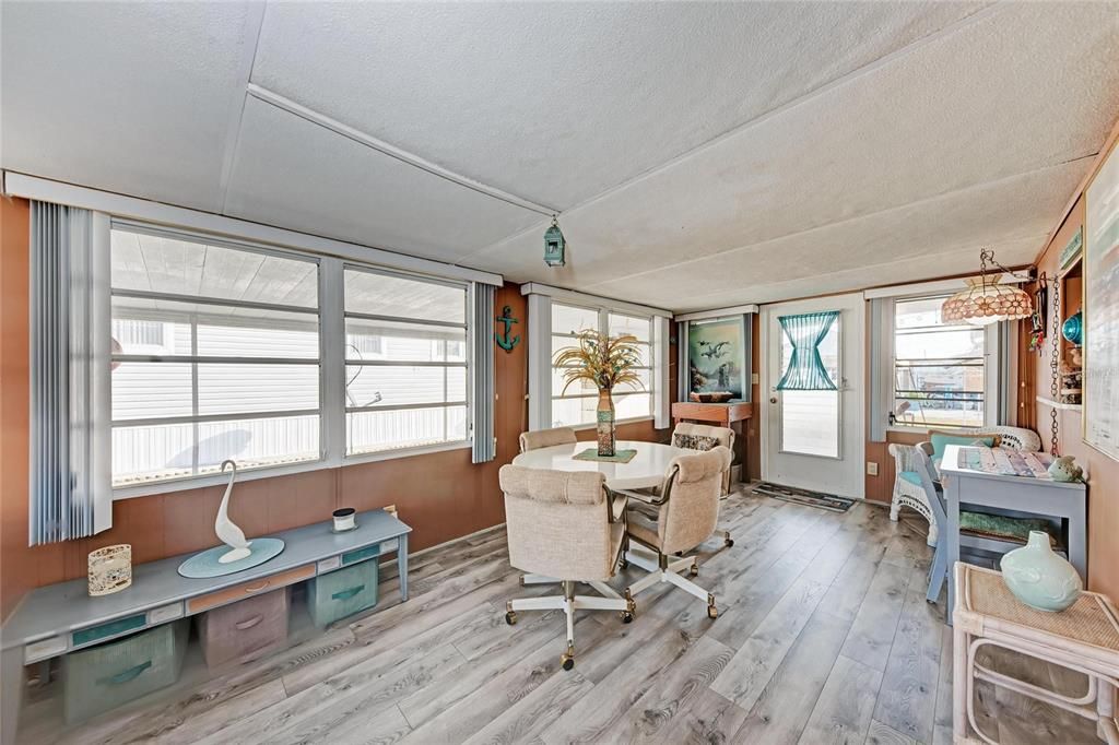 For Sale: $220,000 (2 beds, 1 baths, 894 Square Feet)