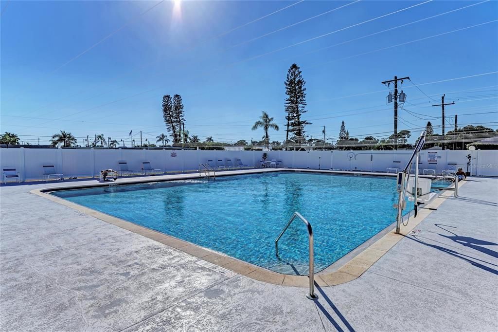 For Sale: $220,000 (2 beds, 1 baths, 894 Square Feet)