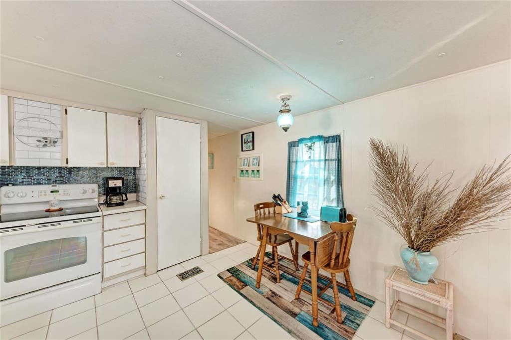 For Sale: $220,000 (2 beds, 1 baths, 894 Square Feet)