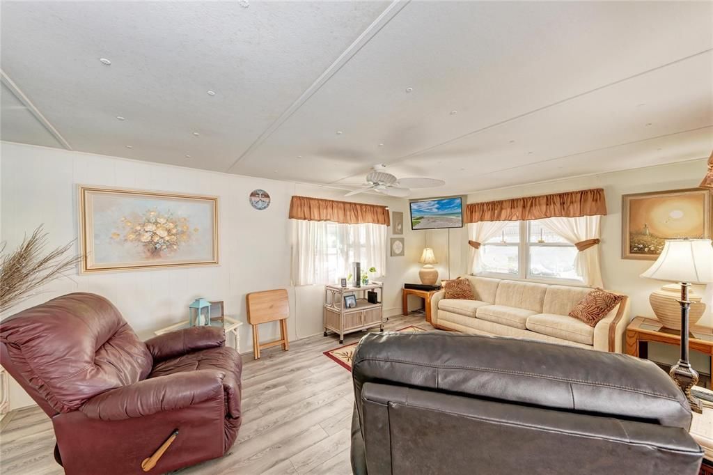 For Sale: $220,000 (2 beds, 1 baths, 894 Square Feet)