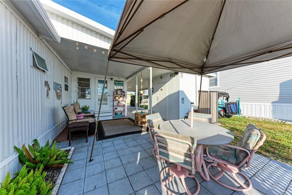 For Sale: $220,000 (2 beds, 1 baths, 894 Square Feet)