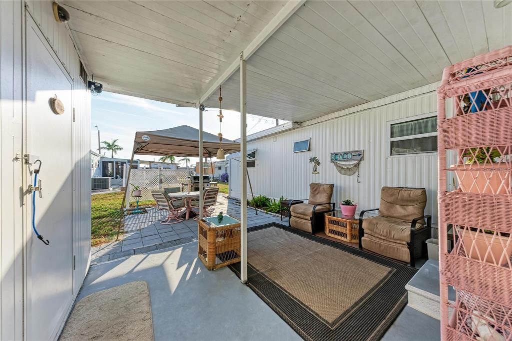 For Sale: $220,000 (2 beds, 1 baths, 894 Square Feet)