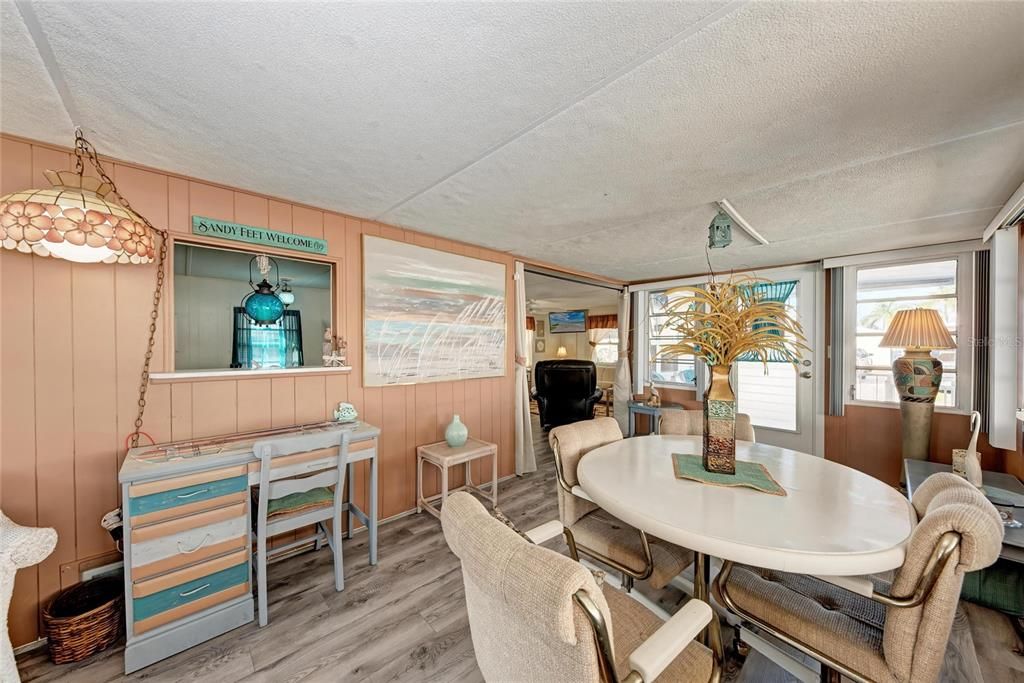 For Sale: $220,000 (2 beds, 1 baths, 894 Square Feet)