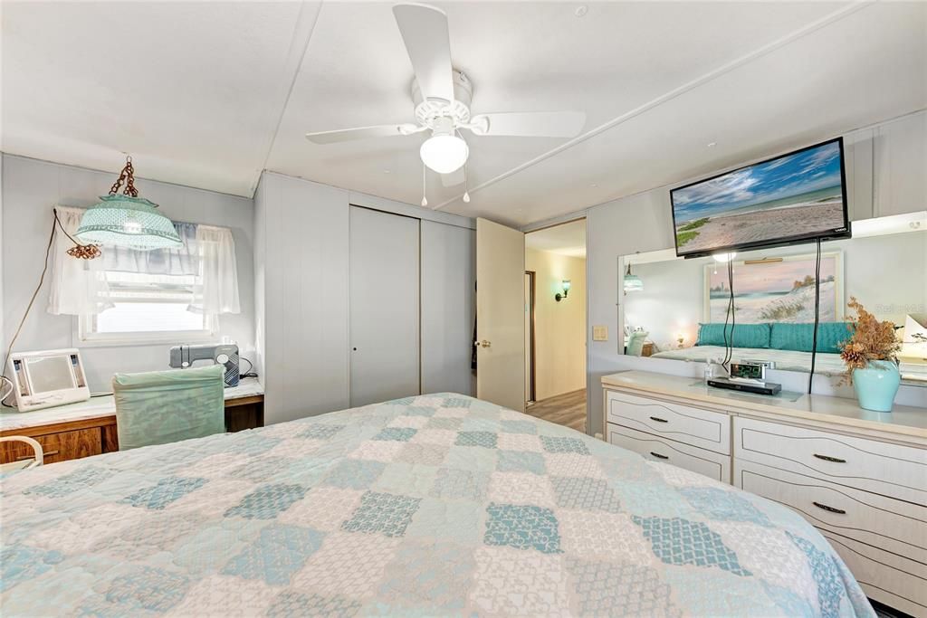 For Sale: $220,000 (2 beds, 1 baths, 894 Square Feet)