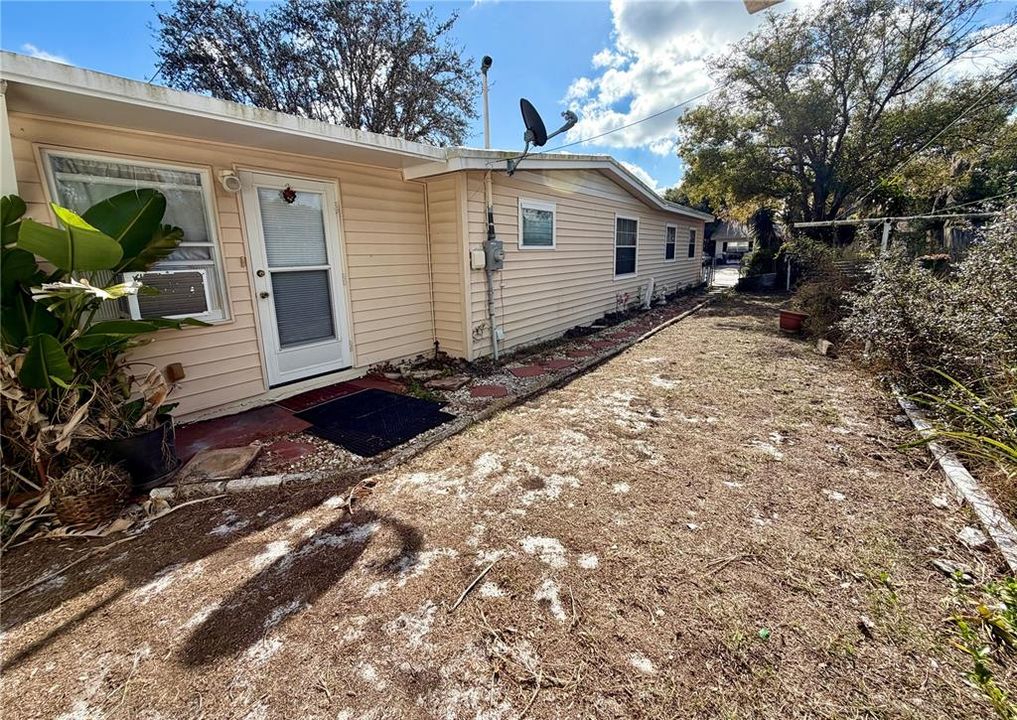 For Sale: $195,000 (3 beds, 2 baths, 864 Square Feet)