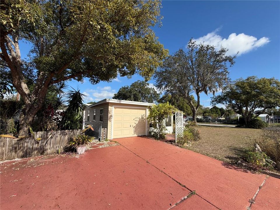 For Sale: $195,000 (3 beds, 2 baths, 864 Square Feet)