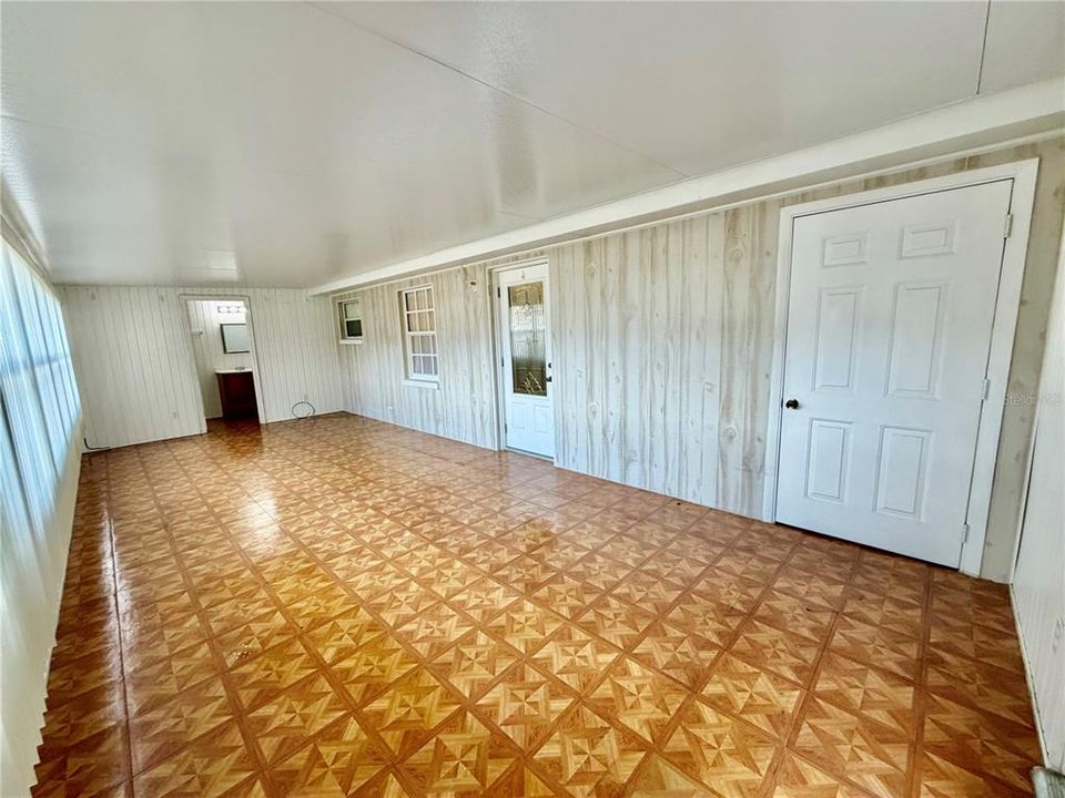 For Sale: $195,000 (3 beds, 2 baths, 864 Square Feet)