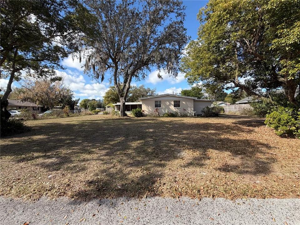 For Sale: $195,000 (3 beds, 2 baths, 864 Square Feet)