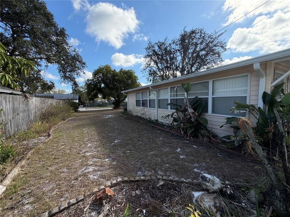 For Sale: $195,000 (3 beds, 2 baths, 864 Square Feet)