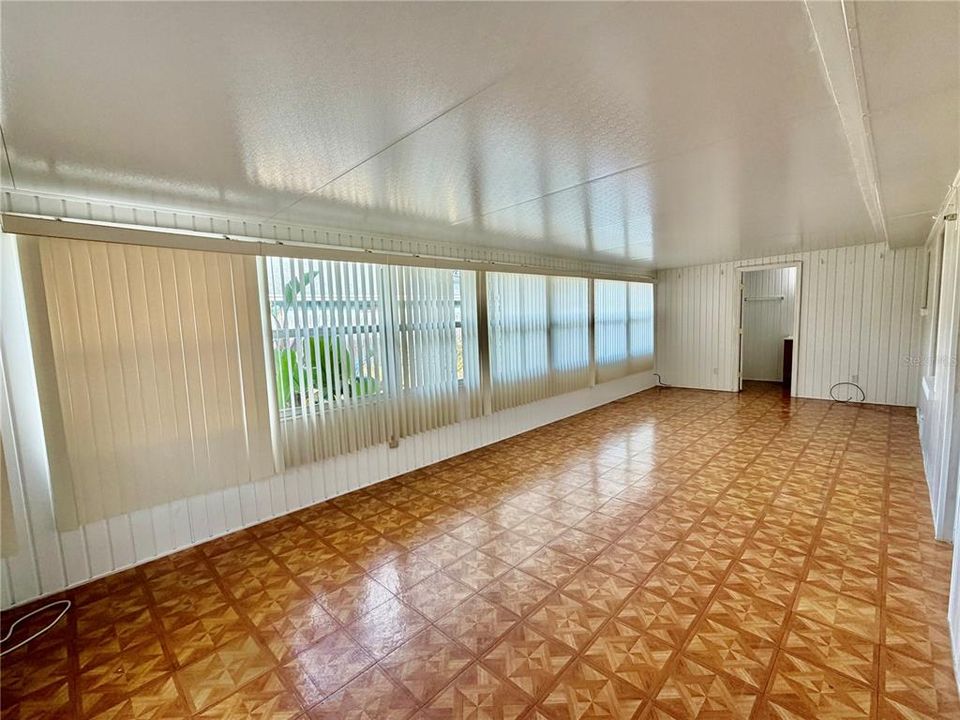 For Sale: $195,000 (3 beds, 2 baths, 864 Square Feet)