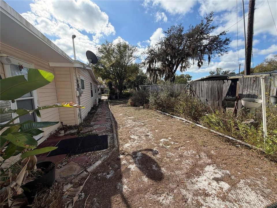 For Sale: $195,000 (3 beds, 2 baths, 864 Square Feet)