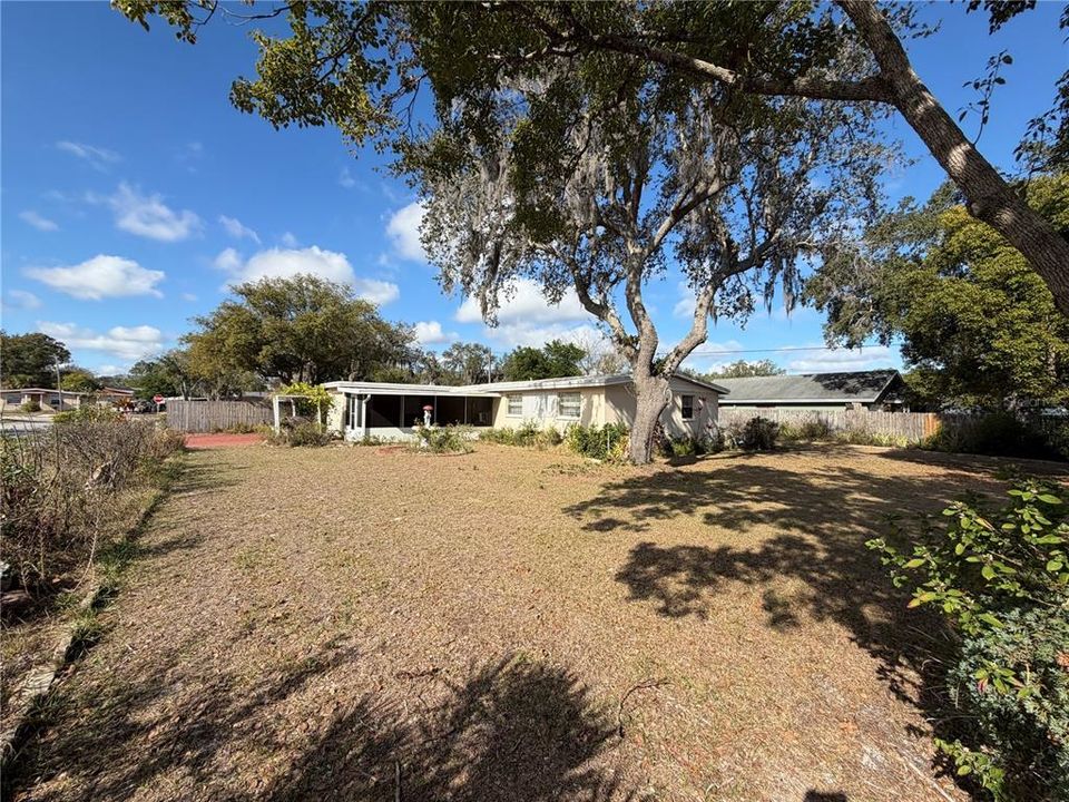 For Sale: $195,000 (3 beds, 2 baths, 864 Square Feet)