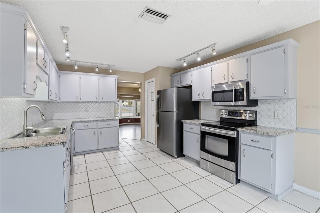 待售: $315,000 (3 贝兹, 2 浴室, 2101 平方英尺)