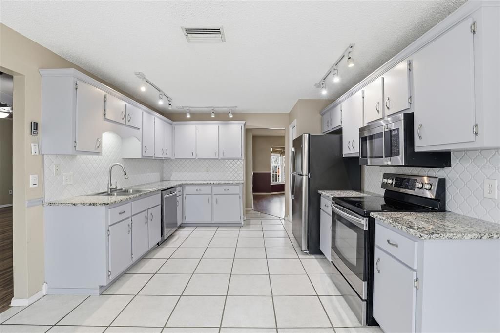 待售: $315,000 (3 贝兹, 2 浴室, 2101 平方英尺)