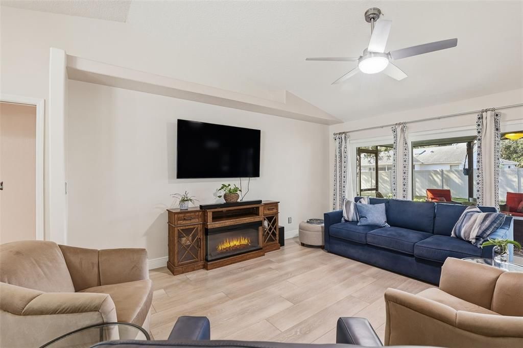 待售: $379,900 (3 贝兹, 2 浴室, 1585 平方英尺)