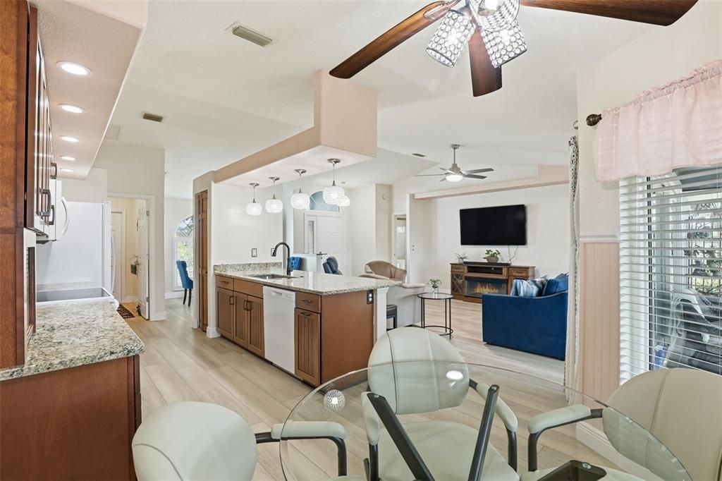 待售: $379,900 (3 贝兹, 2 浴室, 1585 平方英尺)