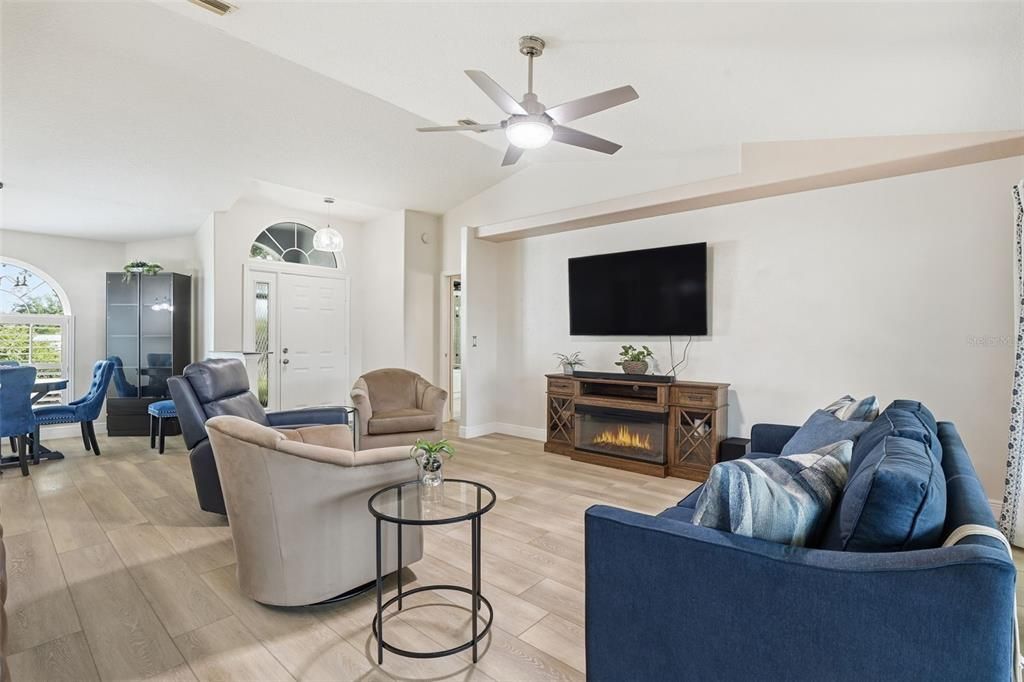 待售: $379,900 (3 贝兹, 2 浴室, 1585 平方英尺)