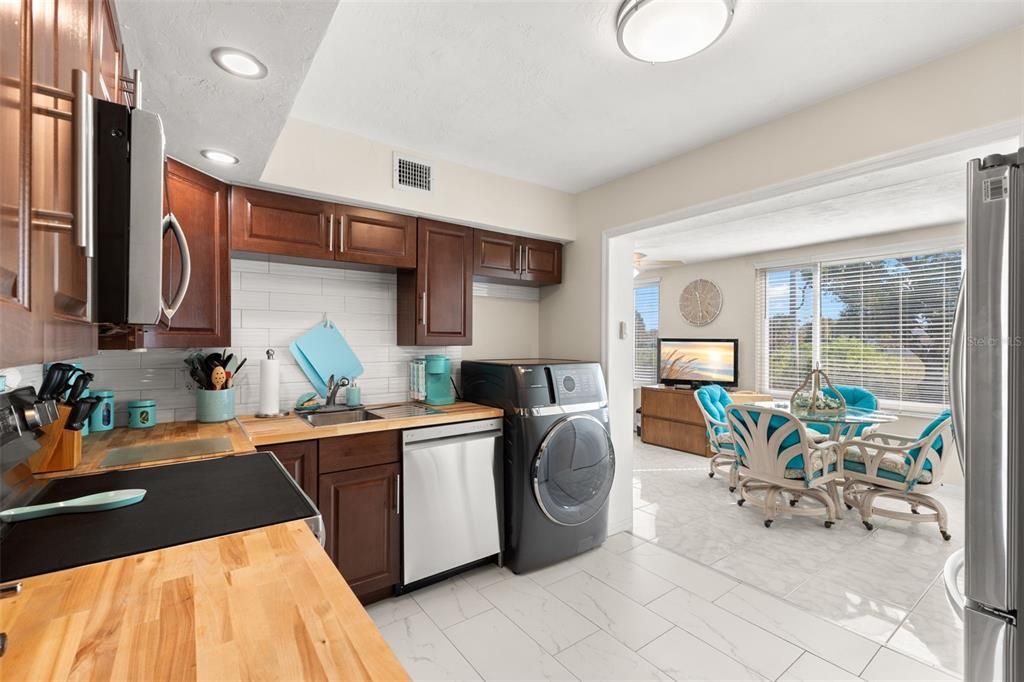 For Sale: $195,000 (2 beds, 2 baths, 1100 Square Feet)