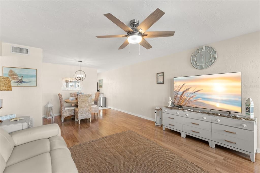 For Sale: $195,000 (2 beds, 2 baths, 1100 Square Feet)