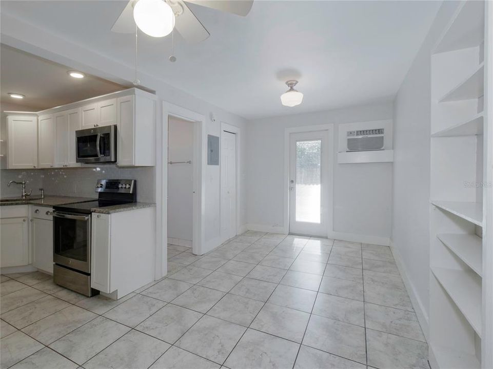 出租: $1,250 (0 贝兹, 1 浴室, 520 平方英尺)