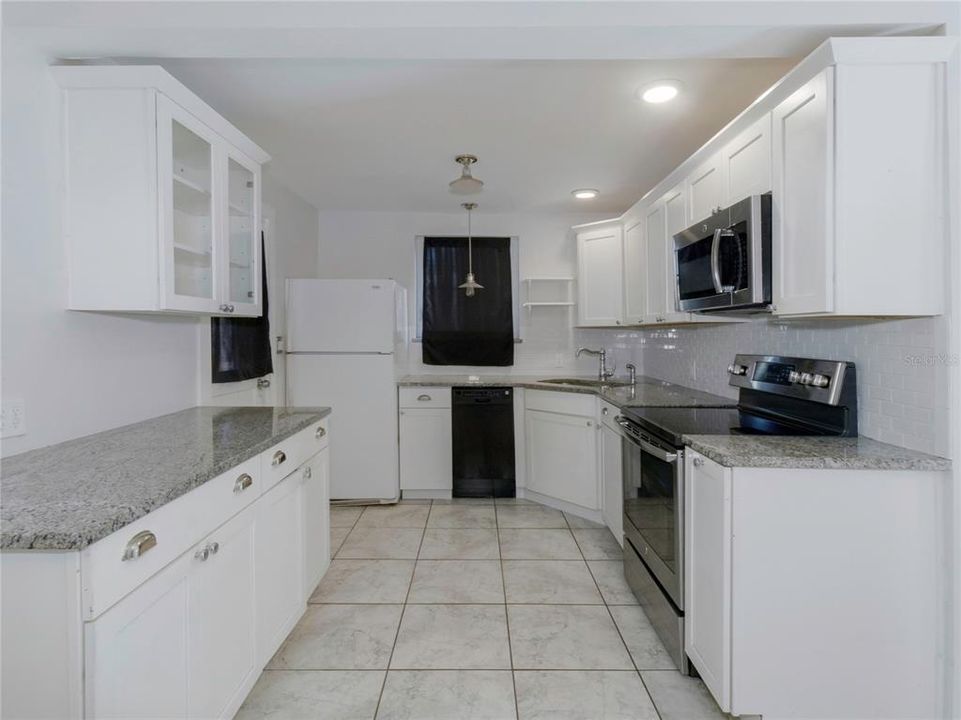 出租: $1,250 (0 贝兹, 1 浴室, 520 平方英尺)