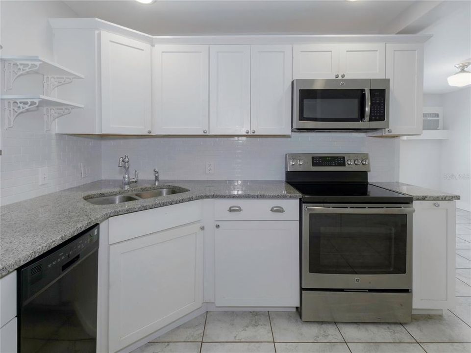 出租: $1,250 (0 贝兹, 1 浴室, 520 平方英尺)