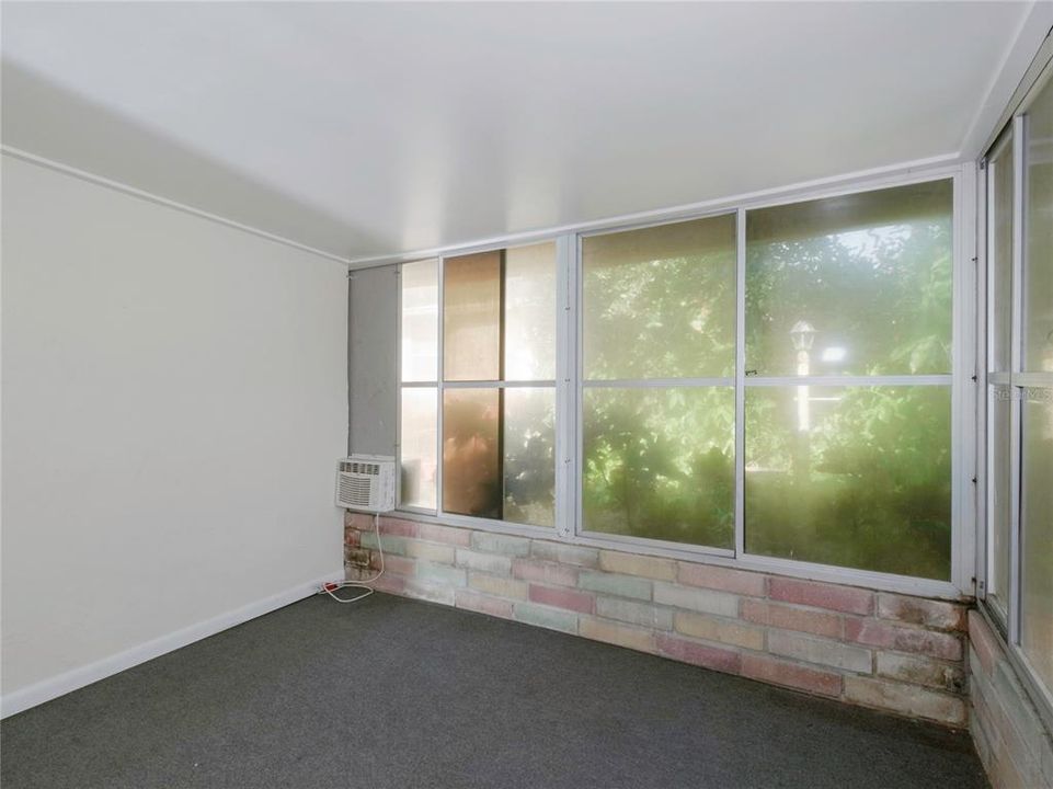 出租: $1,250 (0 贝兹, 1 浴室, 520 平方英尺)