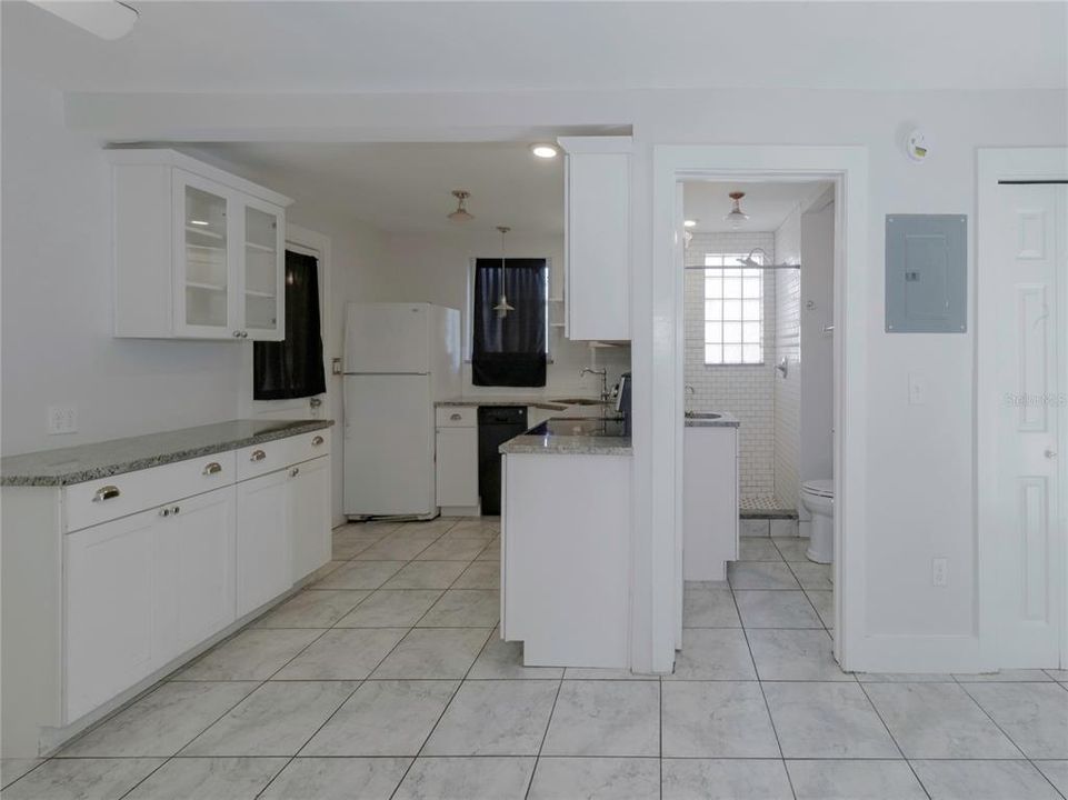 出租: $1,250 (0 贝兹, 1 浴室, 520 平方英尺)