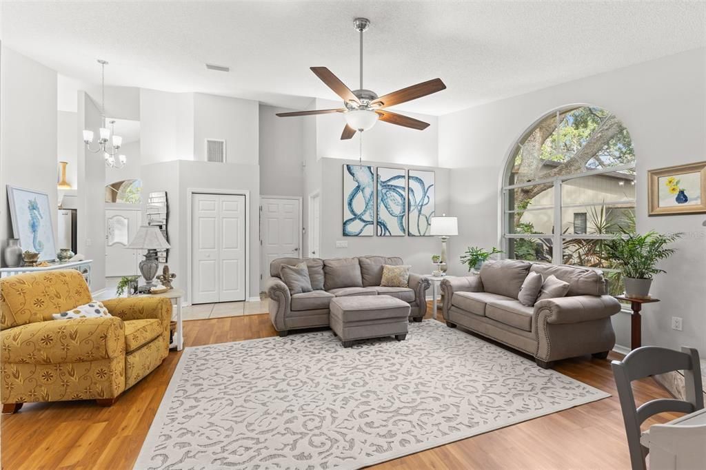 En Venta: $575,000 (3 camas, 2 baños, 2368 Pies cuadrados)