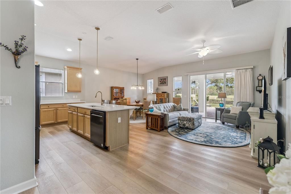 En Venta: $524,999 (3 camas, 2 baños, 2101 Pies cuadrados)