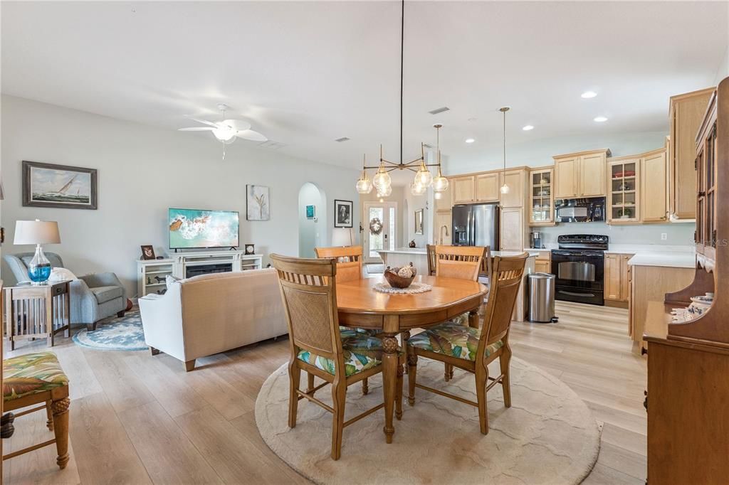 En Venta: $524,999 (3 camas, 2 baños, 2101 Pies cuadrados)