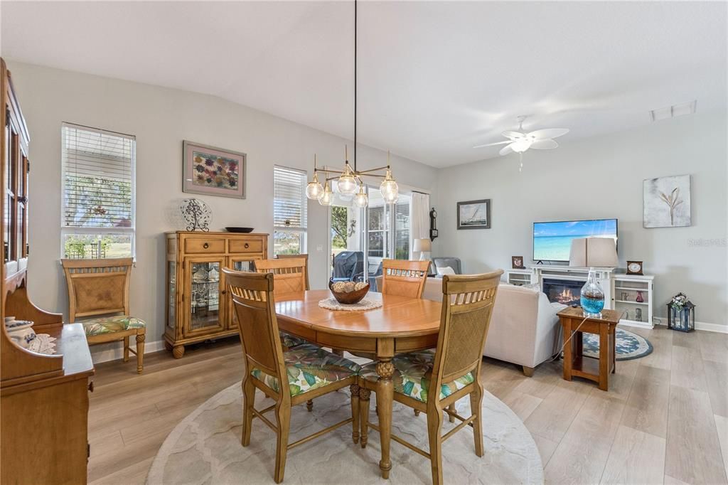 En Venta: $524,999 (3 camas, 2 baños, 2101 Pies cuadrados)