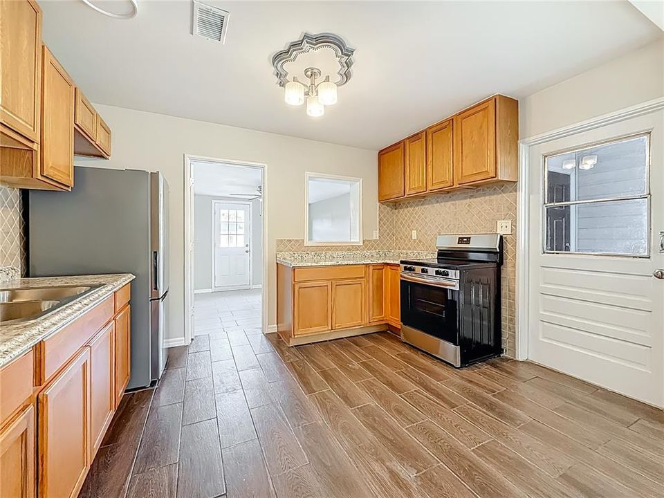 For Sale: $245,000 (3 beds, 2 baths, 1260 Square Feet)