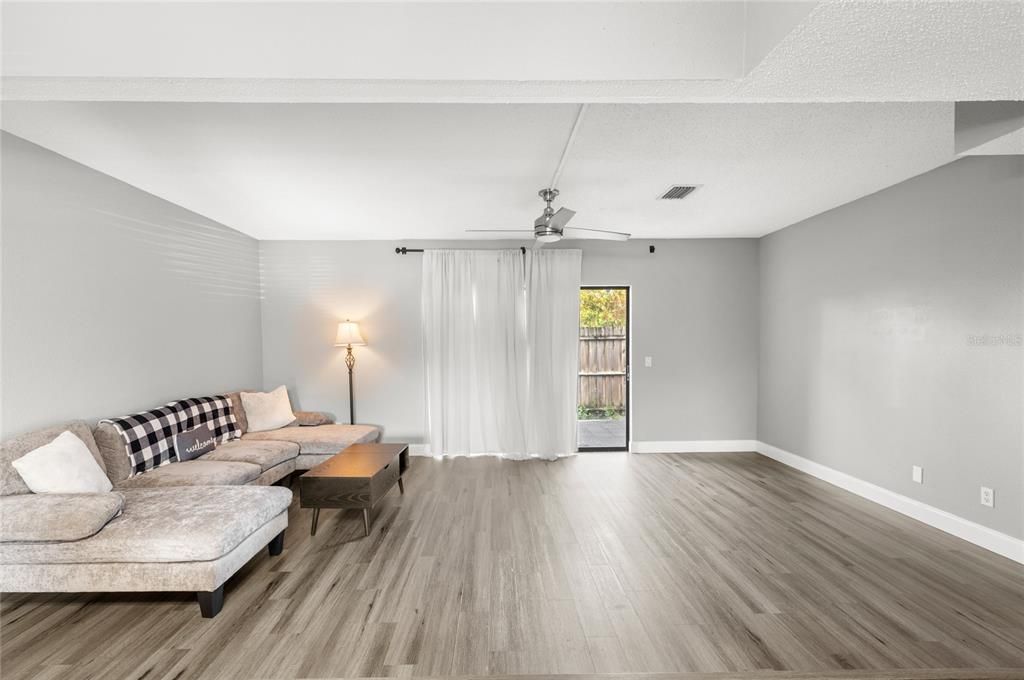 На продажу: $250,000 (2 спален, 2 ванн, 1328 Квадратных фут)