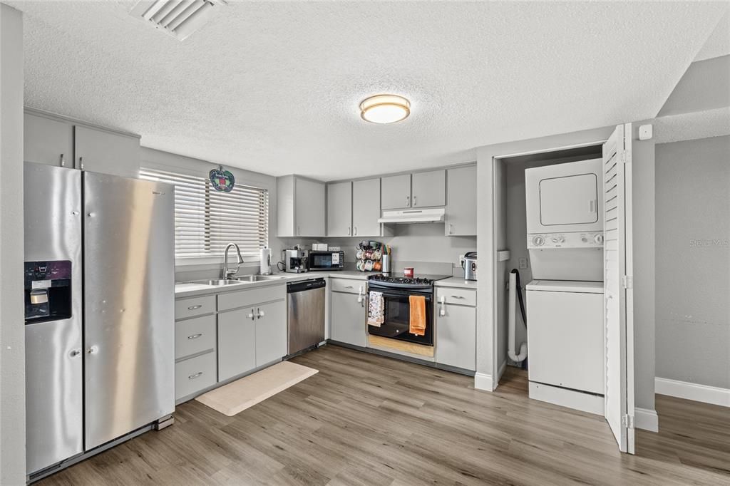 На продажу: $250,000 (2 спален, 2 ванн, 1328 Квадратных фут)