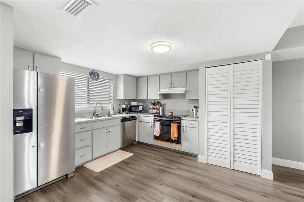 На продажу: $250,000 (2 спален, 2 ванн, 1328 Квадратных фут)