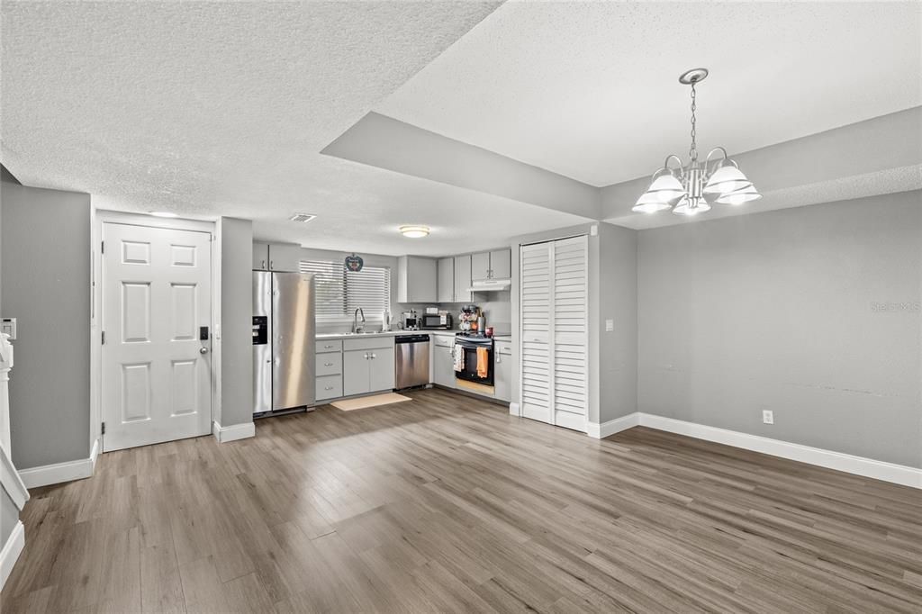 На продажу: $250,000 (2 спален, 2 ванн, 1328 Квадратных фут)