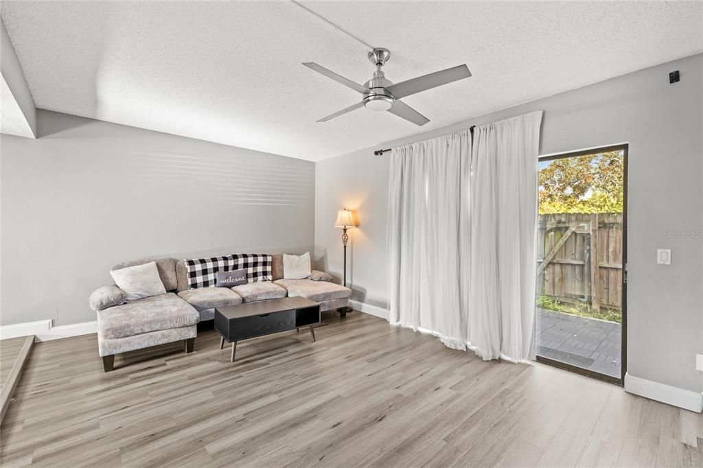 На продажу: $250,000 (2 спален, 2 ванн, 1328 Квадратных фут)