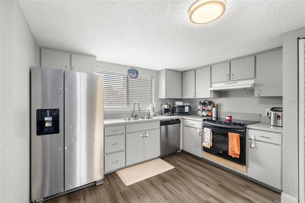 На продажу: $250,000 (2 спален, 2 ванн, 1328 Квадратных фут)