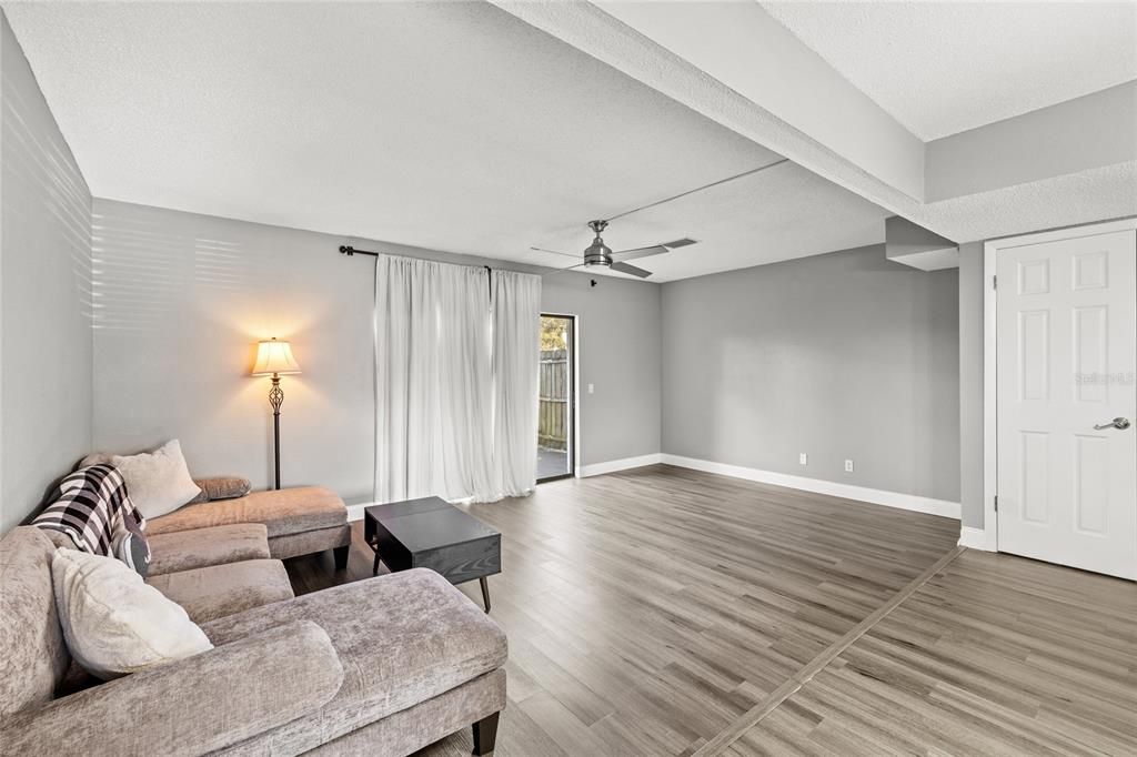 На продажу: $250,000 (2 спален, 2 ванн, 1328 Квадратных фут)