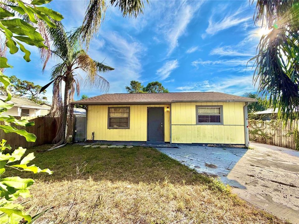 Active With Contract: $180,000 (2 beds, 1 baths, 782 Square Feet)