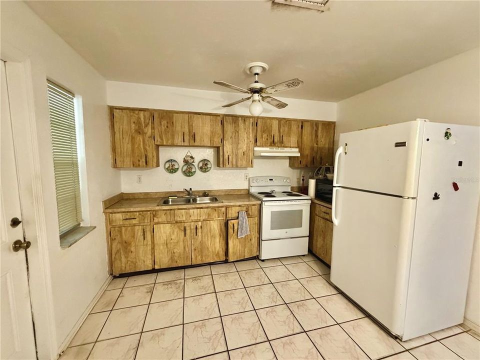 Active With Contract: $180,000 (2 beds, 1 baths, 782 Square Feet)