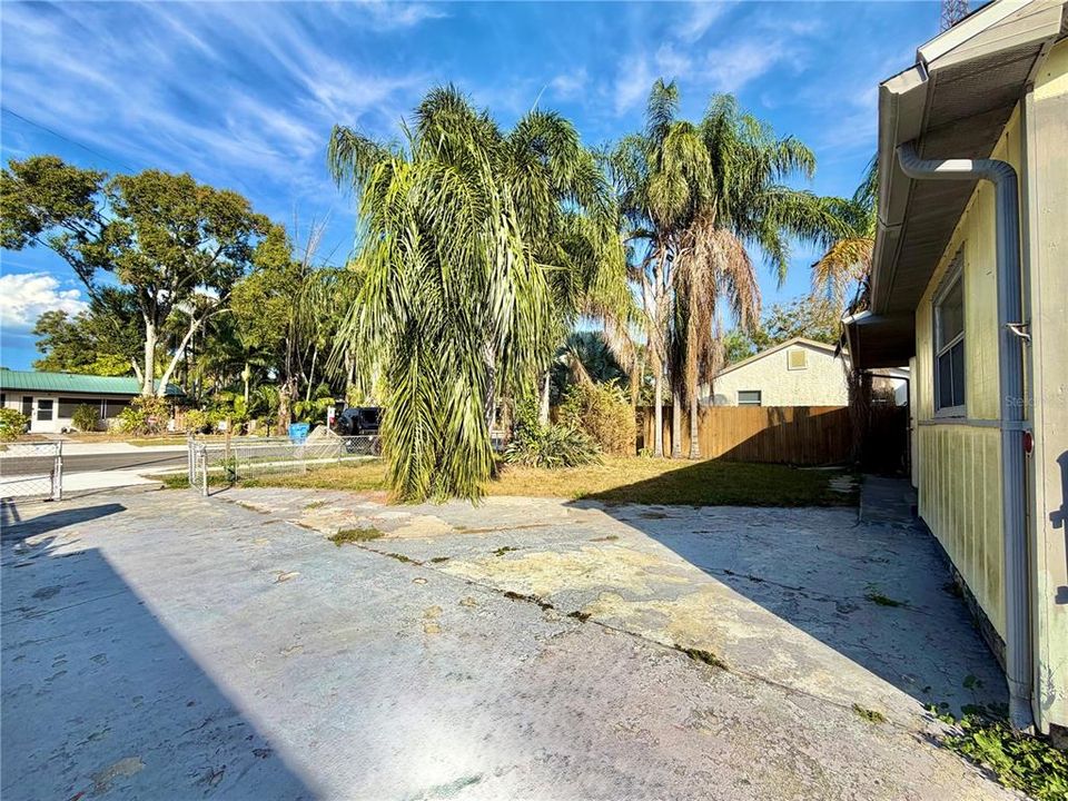 Active With Contract: $180,000 (2 beds, 1 baths, 782 Square Feet)