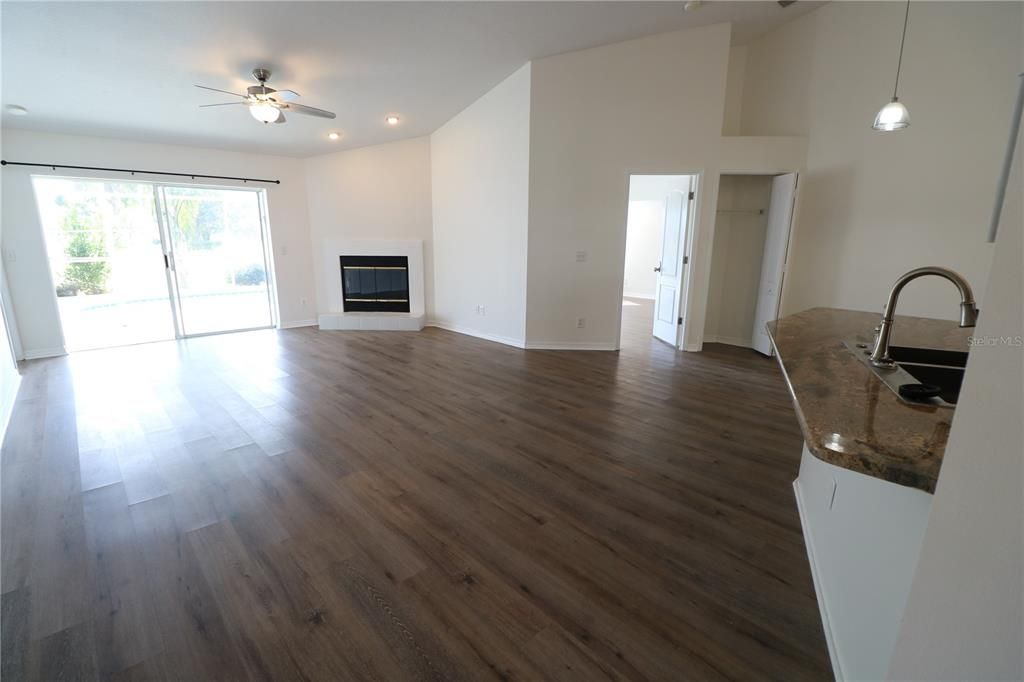 出租: $3,000 (4 贝兹, 3 浴室, 1806 平方英尺)