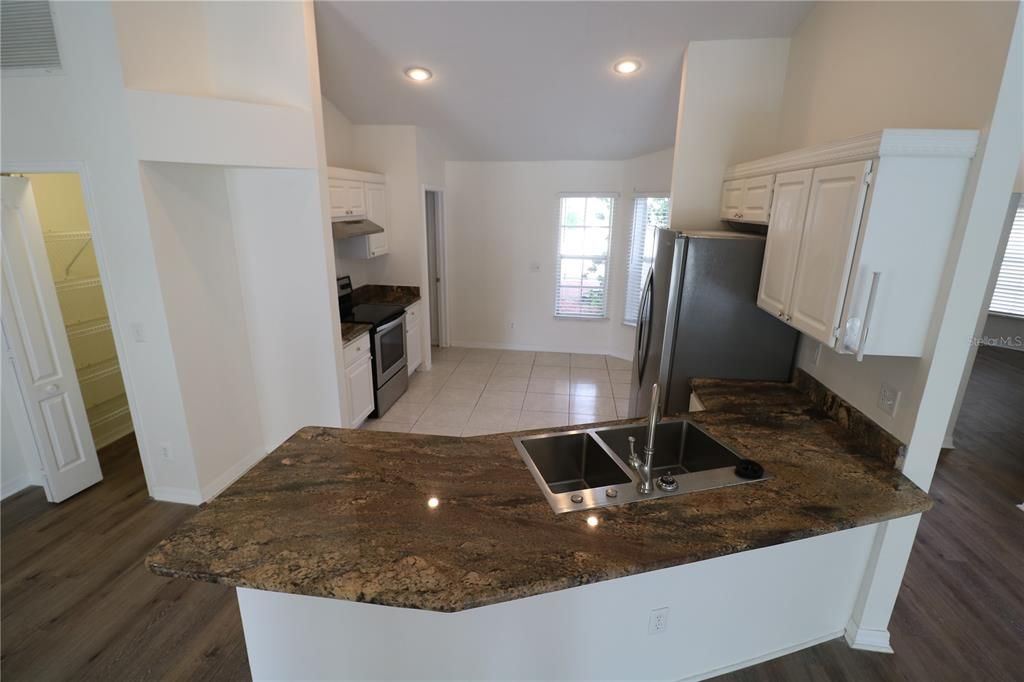 出租: $3,000 (4 贝兹, 3 浴室, 1806 平方英尺)