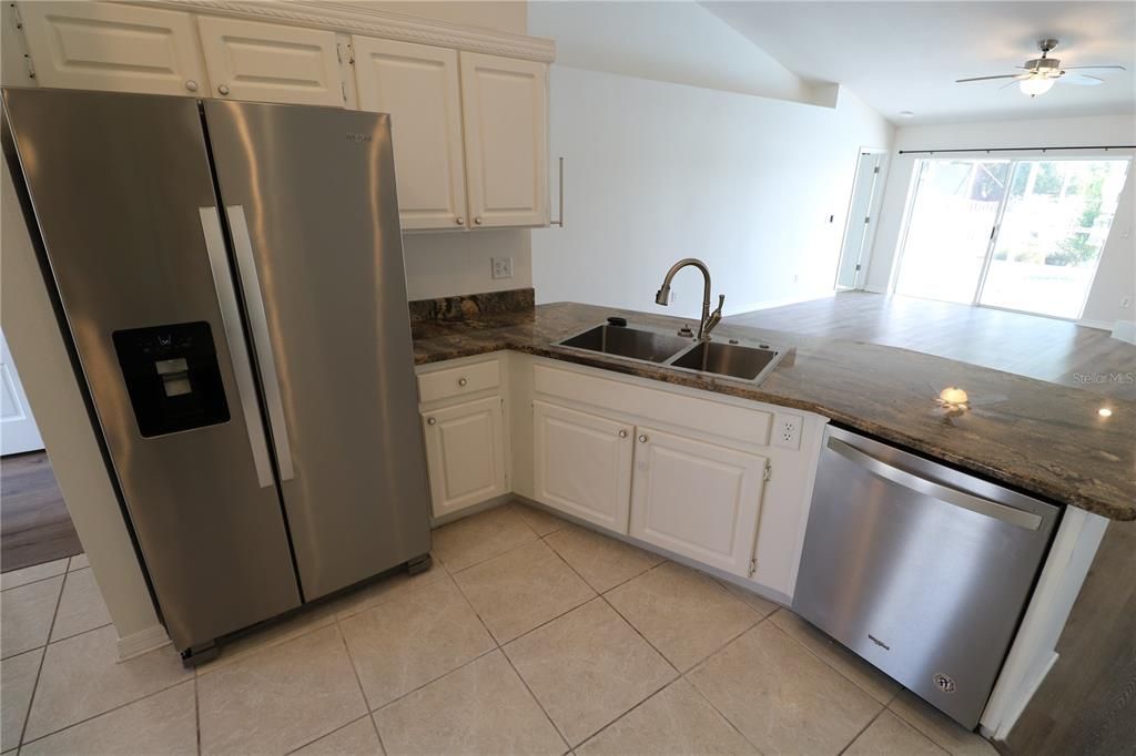 出租: $3,000 (4 贝兹, 3 浴室, 1806 平方英尺)